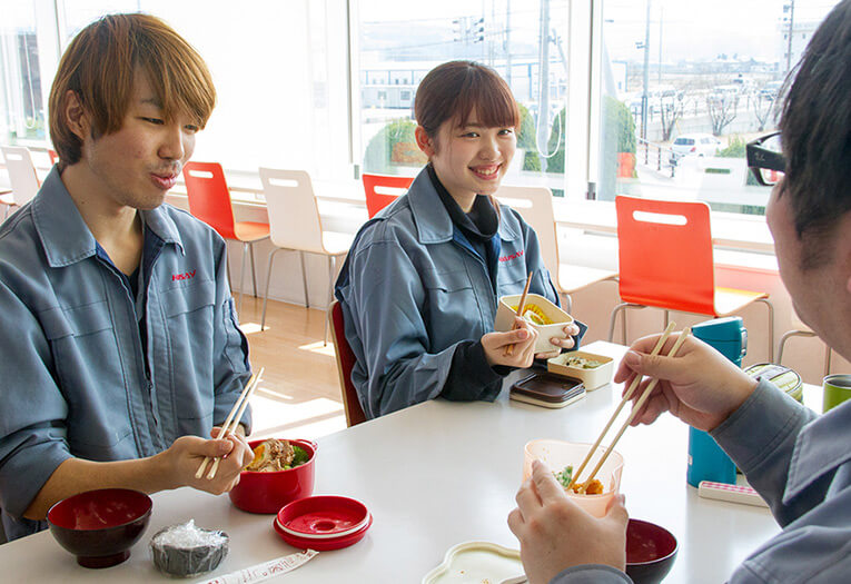 北星ゴム厚生棟 食事の様子